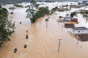 Наводнение в Бразилии: на глазах спасателей тонут люди и животные